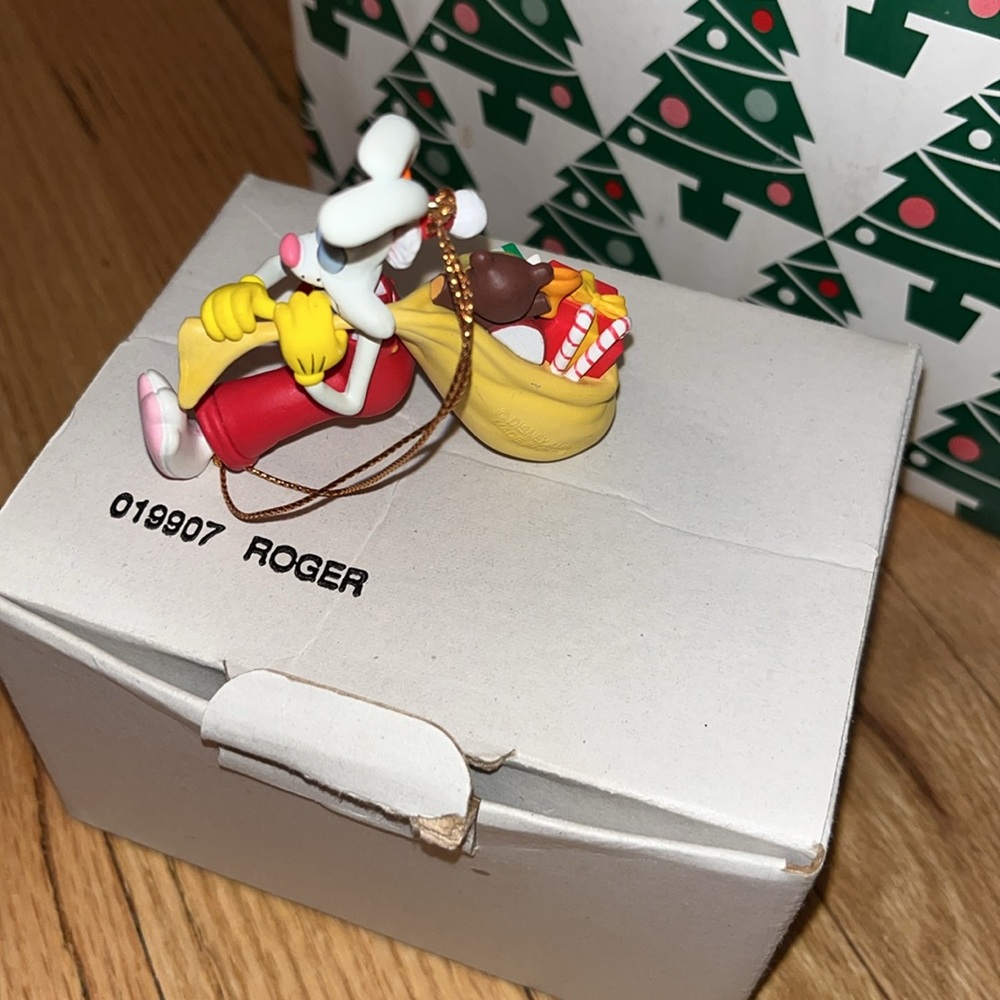 Roger Rabbit Ornament - Picture 3 of 3